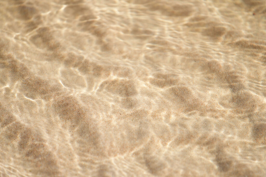 Wasserspiegelungen am Strand